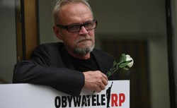 Lider Obywateli RP: Kiedyś na Krakowskim Przedmieściu ludzie pluli mi w twarz, teraz przekazujemy sobie znak pokoju