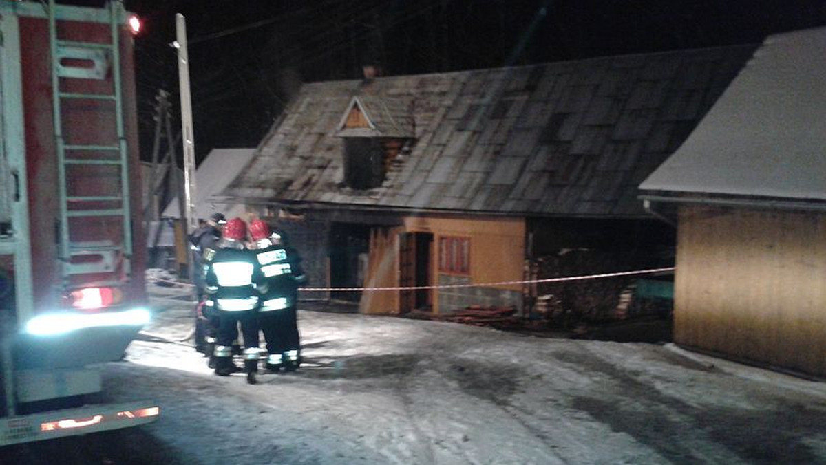 Nie bacząc na niebezpieczeństwo mieszkanka Brzegów pospieszyła na pomoc mężowi, który pozostał w płonącym domu. Niestety, nie udało się go uratować.