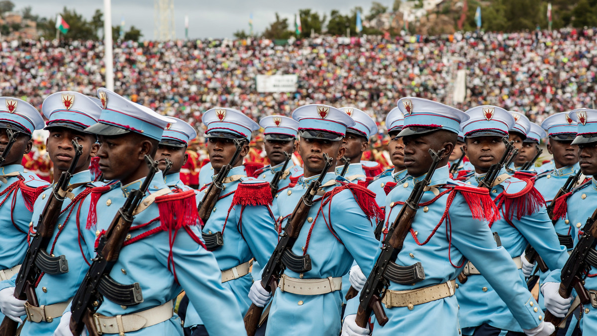 Co najmniej 16 osób zostało stratowanych na śmierć po paradzie wojskowej z okazji święta niepodległości na stadionie w stolicy Madagaskaru Antananarywie - poinformowały władze tego kraju, cytowane przez portal BBC News. Rannych zostało 75 osób.