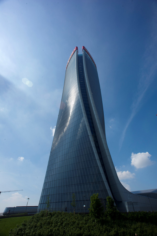 Generali Tower w Mediolanie - wieżowiec na starych terenach targowych (zabudowa dzielnicy wspólnie z Danielem Libeskindem, Aratą Isozakim oraz Pierem Paolem Maggiorą