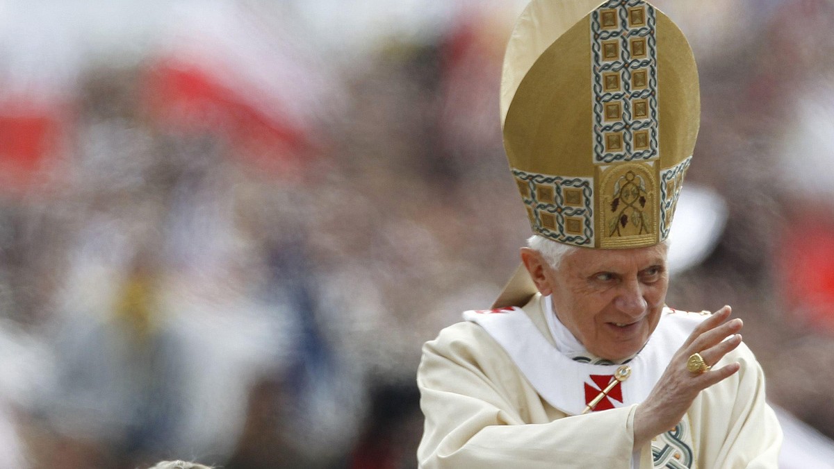 Jan Paweł II swoim świadectwem wiary, miłości i odwagi apostolskiej pomógł chrześcijanom na całym świecie, by nie lękali się być chrześcijanami, należeć do Kościoła, głosić Ewangelię - mówił Benedykt XVI. Ten fragment homilii papież wygłosił po polsku, co zgromadzeni na placu przyjęli brawami.