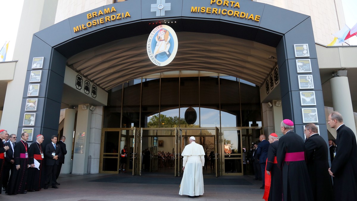 Papież Franciszek podczas wizyty w sanktuarium Bożego Miłosierdzia w Łagiewnikach - w ramach ŚDM 2016 - zaskoczył wszystkich nie tylko tym, że przemówił do pielgrzymów. Wyspowiadał osiem, a nie pięć osób, jak pierwotnie planowano. Byli to m.in. Włoch, Włoszka, Brazylijczyk, Argentynka i Polka.