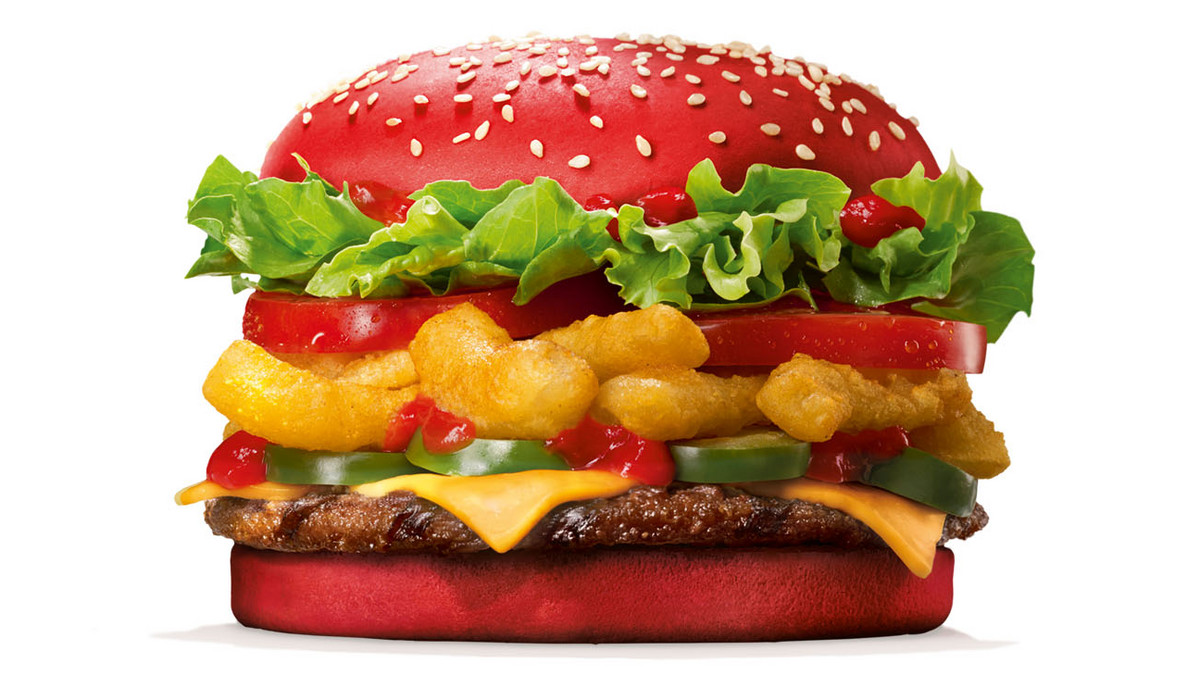 Sieć restauracji Burger King wprowadza limitowanego czerwonego burgera Angriest Whopper. Wściekle ostry smak to zasługa niezwykle pikantnego sosu, którym wypełniona jest również sezamowa bułka oraz papryczek jalapeño i specjalnej ostrej cebulki. Najostrzejszy burger dostępny będzie w ofercie tylko przez tydzień.