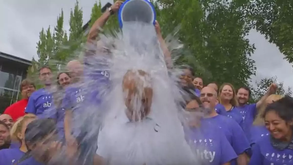 Microsoft wyzywa testerów Windows 10 do ALS Ice Bucket Challenge (wideo)