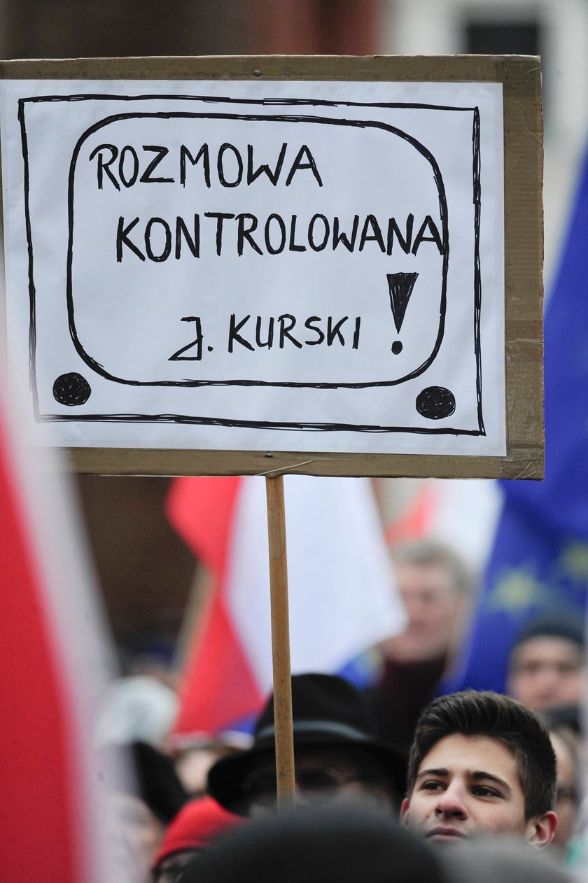 Ostre słowa na transparentach na manifestacji KOD