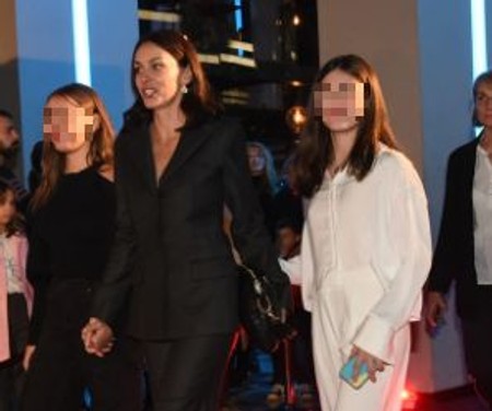 Sloboda Mićalović sa ćerkama u javnosti