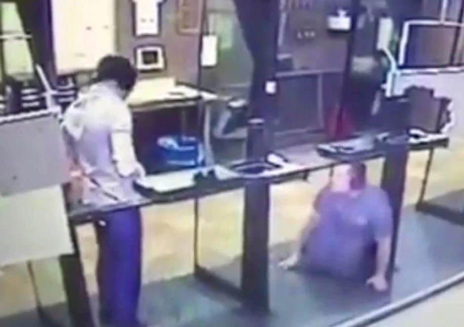 Preskače pištolj na podu i odlazi do stolice