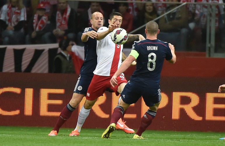 Polak Arkadiusz Milik (L) fetuje z Arturem Jędrzejczykiem (P) strzelenie bramki drużynie Szkocji na 2-2 podczas meczu eliminacyjnego piłkarskich mistrzostw Europy