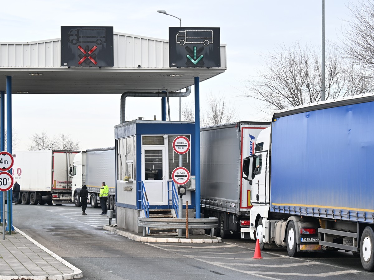 VOZAČI, NAORUŽAJTE SE STRPLJENJEM! Na ovom graničnom prelazu kamioni čekaju satima, evo ima li gužve na putevima