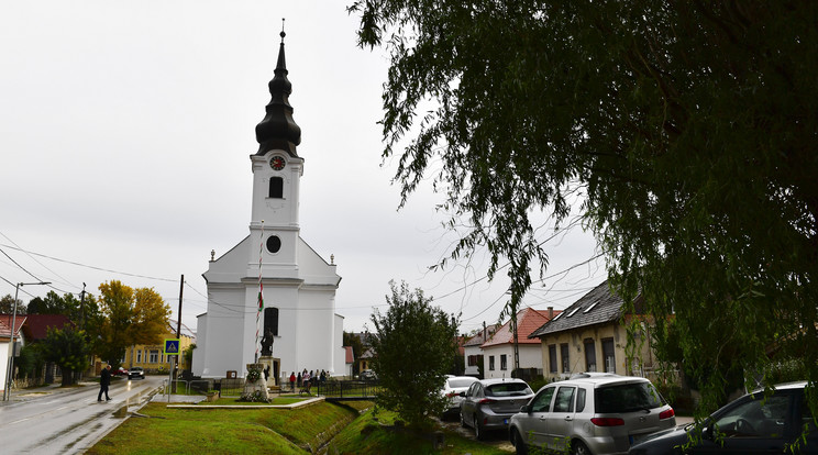 A nyitóképen: A pátyi református templom / Fotó: MTI/Koszticsák Szilárd