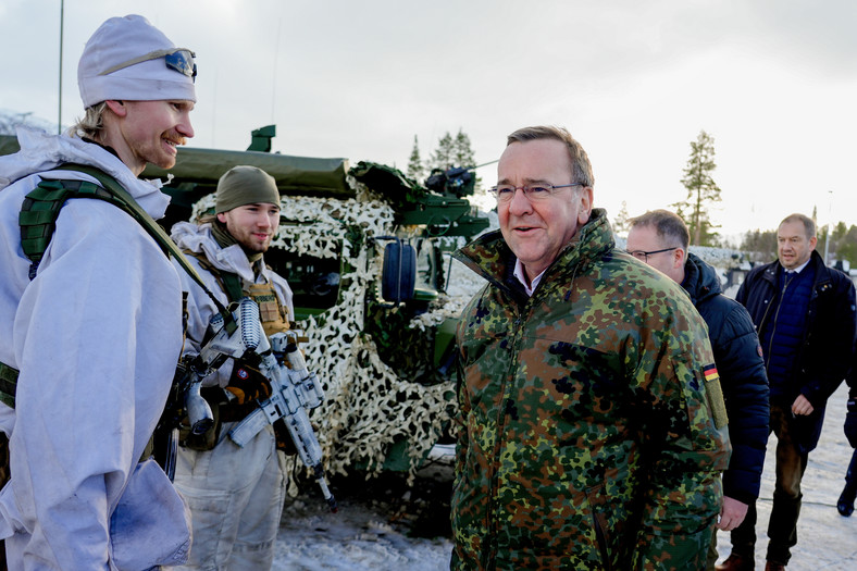 Norwescy żołnierze i niemiecki minister obrony Boris Pistorius. Kirkenes, 7 marca 2024 r.