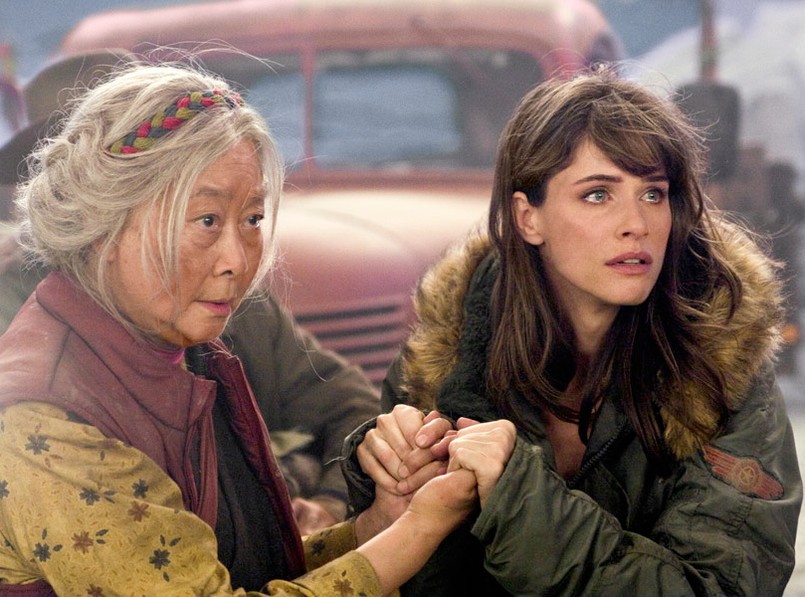 Lisa Lu i Amanda Peet w filmie "2012"