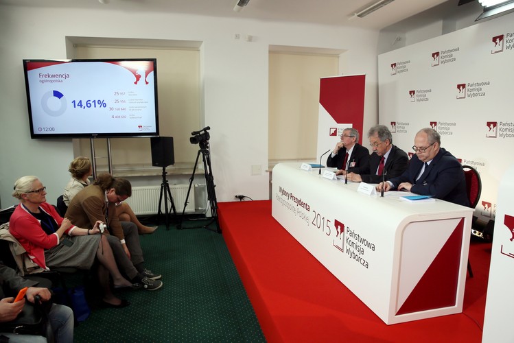 Członkowie Państwowej Komisji Wyborczej, od lewej: Zbigniew Cieślak, przewodniczący Wojciech Hermeliński i Wiesław Błuś, podczas konferencji nt. trwającej I tury wyborów prezydenckich