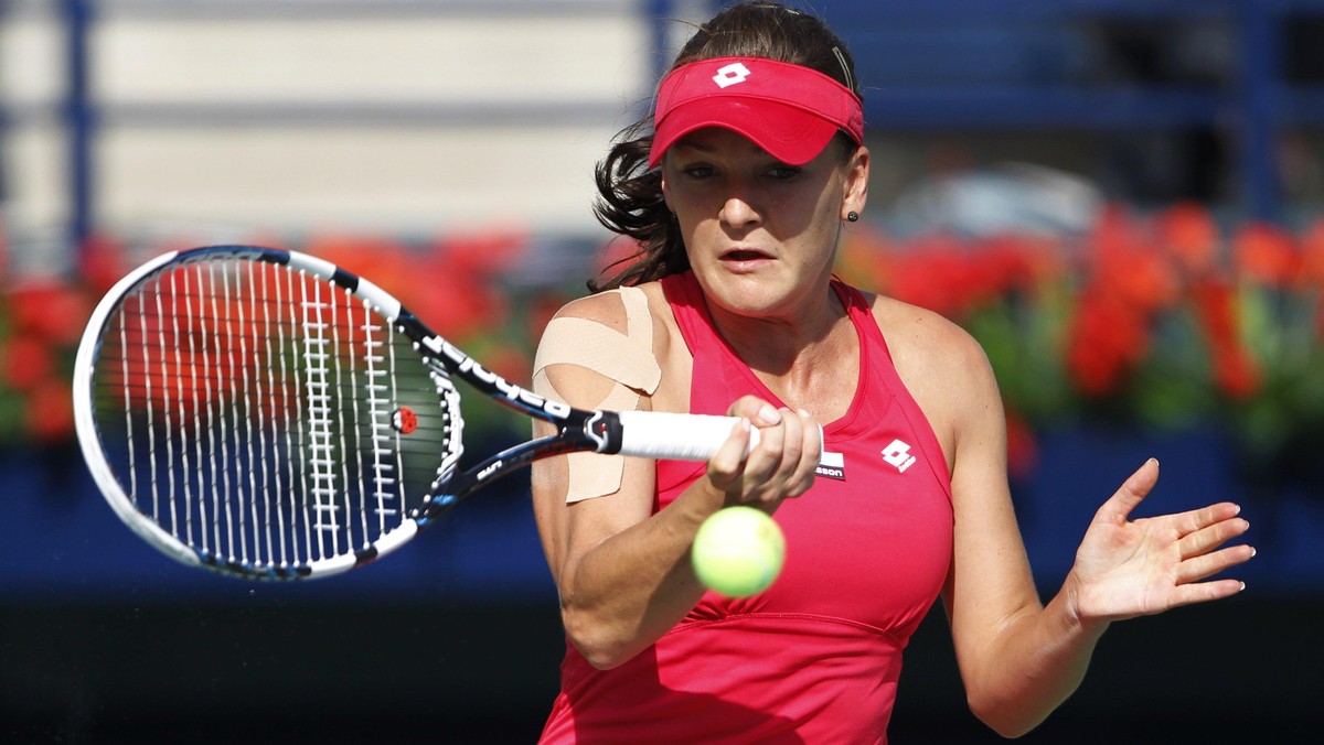 Agnieszka Radwańska pokonała Chanelle Scheepers 6:2, 6:4 w meczu 1/8 finału turnieju WTA w Montrealu (pula nagród 2 168 400 mln dolarów). Polka w ćwierćfinale zmierzy się z Chinką Li Na. Jeśli Radwańska wygra turniej (nie uczestniczą w nim ani Wiktoria Azarenka, ani Serena Williams, ani Maria Szarapowa), obejmie prowadzenie w rankingu WTA.