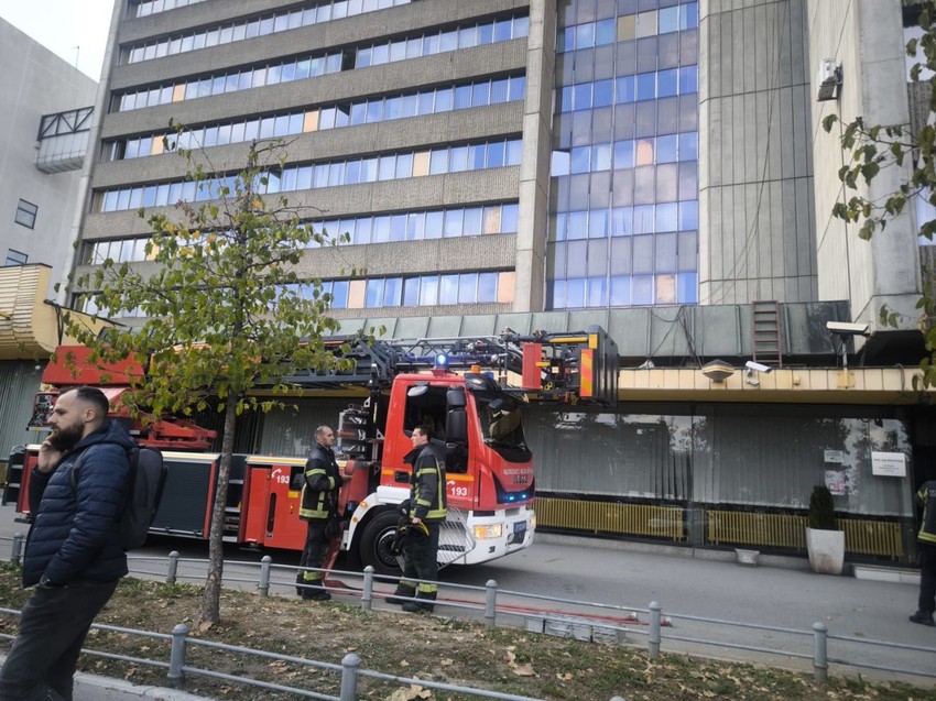 Vatrogasci ispred zgrade ED u Novom Sadu