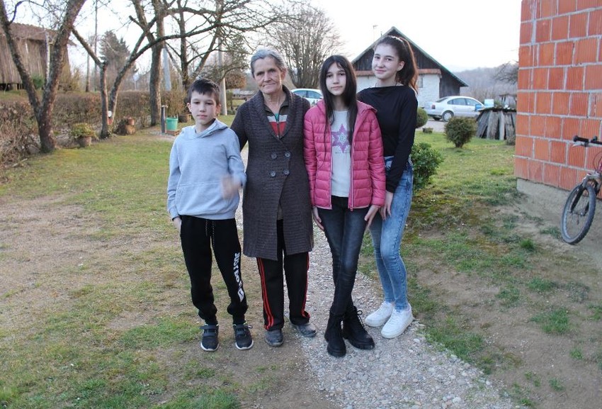 Biljana Čekić sa bratom, sestrom i bakom