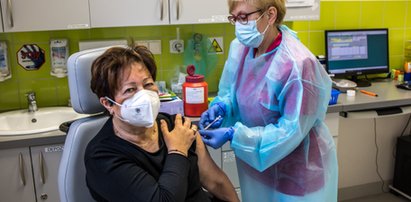 Szczepienia na COVID-19 - wiemy, kiedy ruszają dla osób powyżej 60. roku życia i kto ma pierwszeństwo!