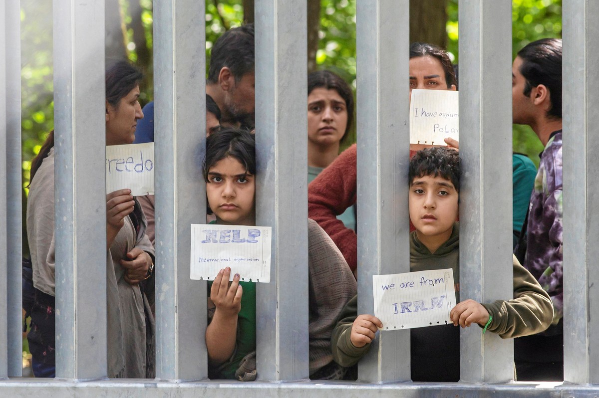 Migranci przy zaporze na polsko-białoruskiej granicy. Zdjęcie z końca maja 2024 roku
