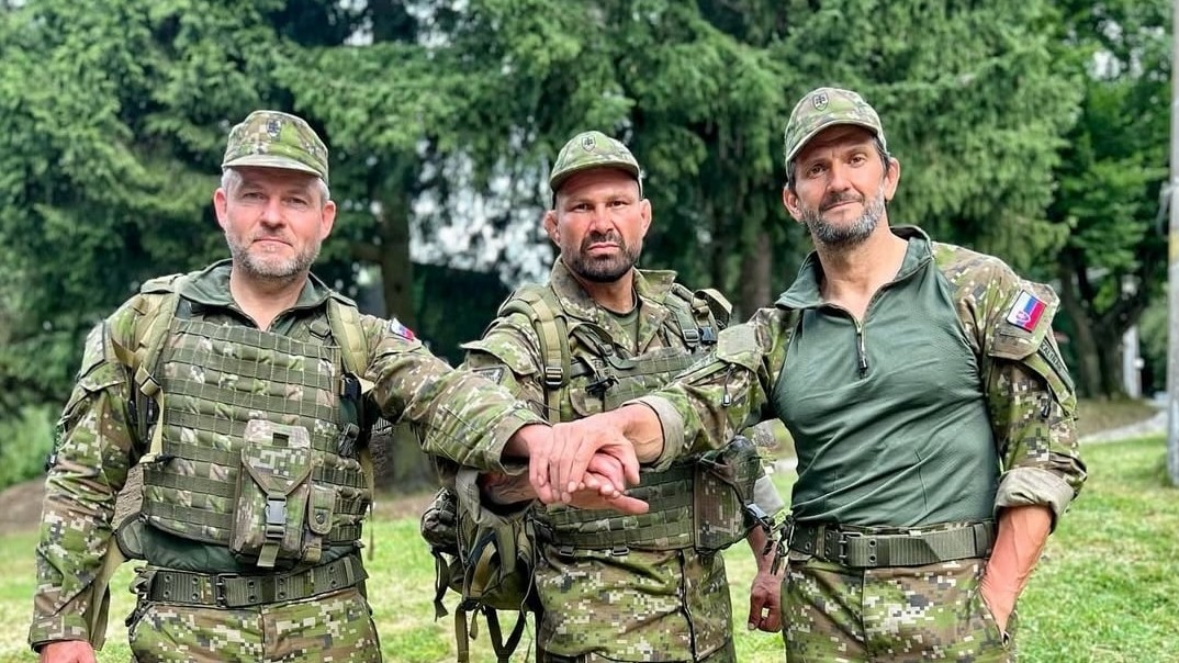 Peter Pellegrini, Attila Végh a Robert Kaliňák vo výstroji, ktorú armáde mala dodať firma FIntex