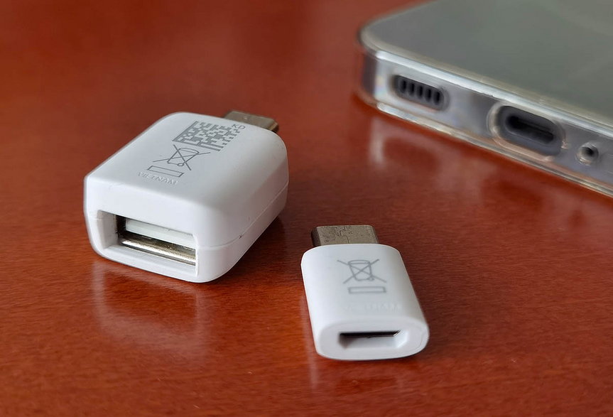 Adaptery z gniazda USB-A na wtyk USB-C (po lewej) oraz ze starszego gniazda Micro USB na wtyk USB-C