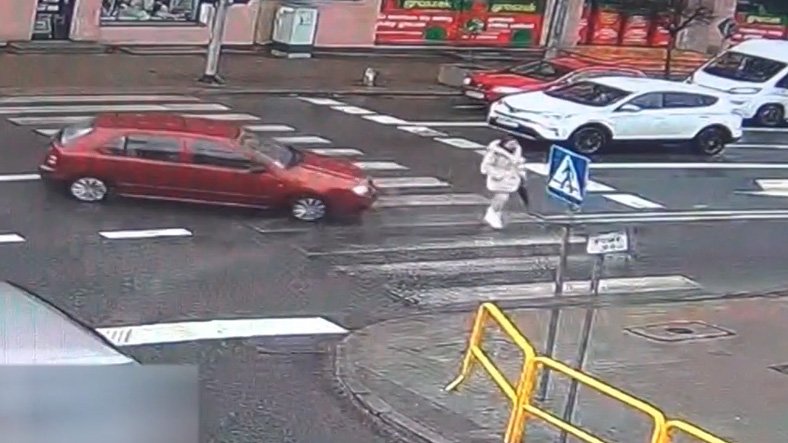 Moment potrącenia pieszej na pasach w Garwolinie uchwycony przez kamery monitoringu. Źródło: Policja