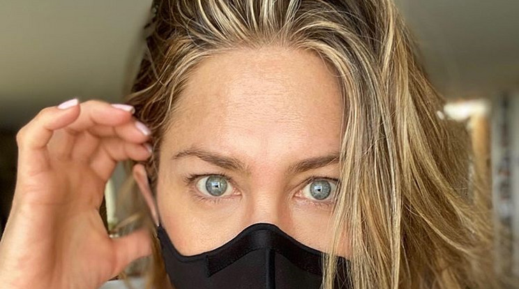 Jennifer Aniston a feketében bízik /Fotó: Instagram