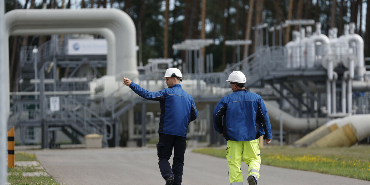 Pracownicy w Gascade w Lubminie, w północno-wschodnich Niemczech, stacja odbiorcza i dystrybucyjna gazociągu Nord Stream 1