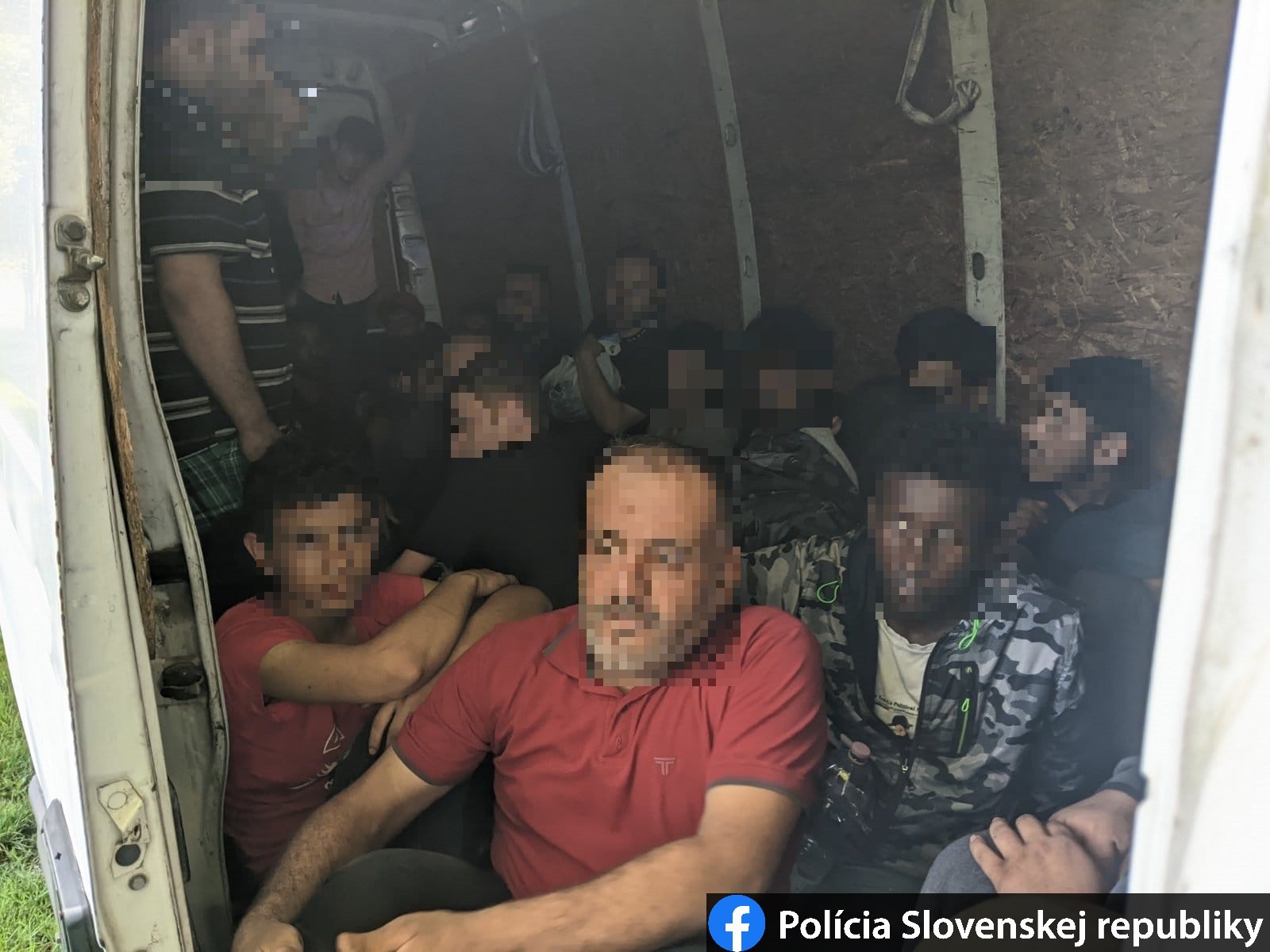Srbský prevádzač mal v dodávke 36 nelegálnych migrantov. 