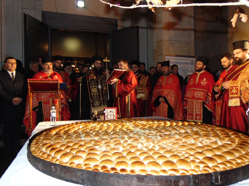 Vladika niški Arsenije osveštao česnicu