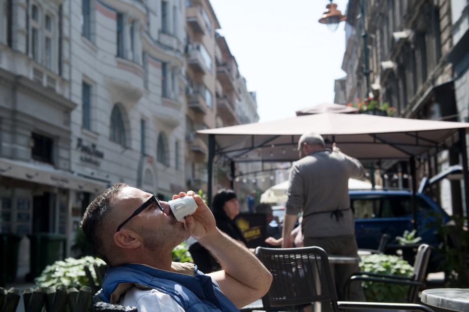 Szombaton újra kinyithatnak a vendéglátóhelyek, így az éttermek, kávézók, cukrászdák, büfék és presszók kerthelyiségeiben vagy teraszain a megrendelt ételeket és italokat el lehet fogyasztani. / MTI/Koszticsák Szilárd