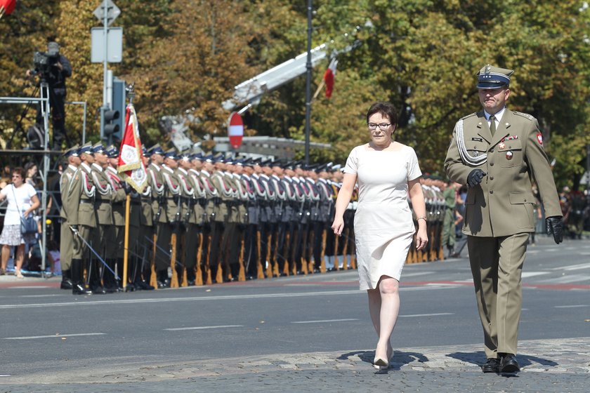 Biedroń prowokuje w święto wojska