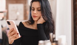 Dzwoni obcy numer i pada takie pytanie? Eksperci radzą od razu się rozłączyć