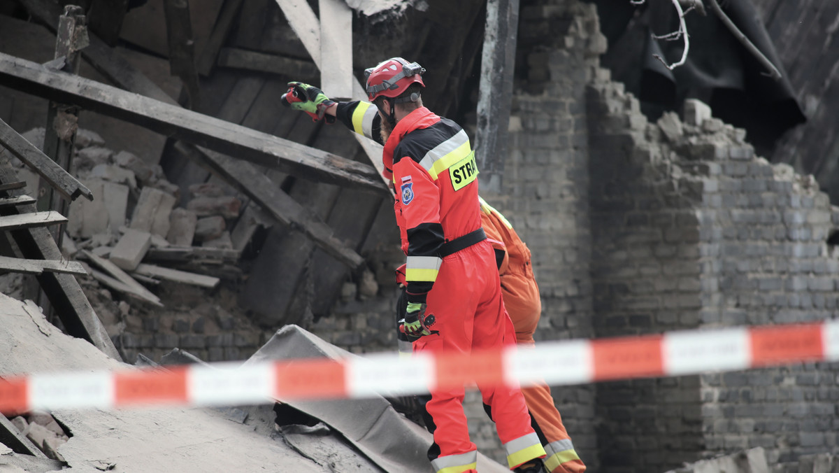 Łódź: Runęło skrzydło kamienicy. Strażacy usuwają szkody