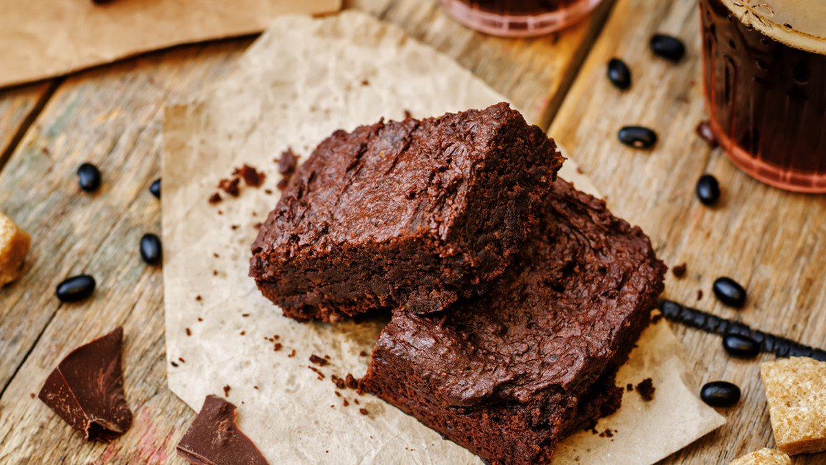 Brownie to ciasto czekoladowe, które powstało w Stanach Zjednoczonych i cieszy się popularnością zarówno tam, jak i na innych kontynentach. Jego nazwa wzięła się od koloru, który osiągany jest dzięki zastosowaniu do jego stworzenia kakao. Często podawane jest wraz z orzechami lub bakaliami. Jeśli cenisz sobie zdrowe odżywianie, wypróbuj brownie z fasoli – wyjaśniamy, jak je wykonać!