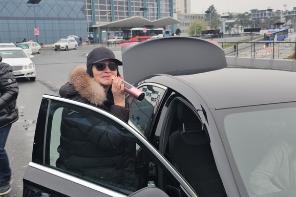 "NISAM DAVALA DA MI GURAJU BAKŠIŠ U GRUDI" Pevačica ima strogo pravilo na tezgama, a sad progovorila o tamnoj strani posla: "Bila bih milijarderka"