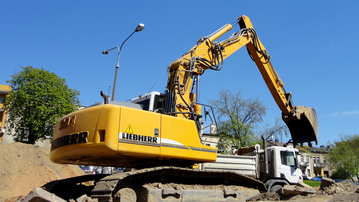 Ze szczytu 30-metrowego klifu w Gdyni Redłowie zostanie usunięty ważący prawie 46 ton schron. Akcję zaplanowano na przyszły tydzień. Wojskowy obiekt zostanie zepchnięty po zboczu klifu na plażę, gdzie już pozostanie. Schron trzeba usunąć, aby uniknąć samoistnego osunięcia.