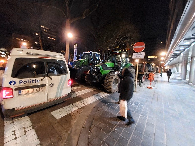 Los agricultores estacionaron sus tractores en una plaza a aproximadamente un kilómetro y medio del lugar de la cumbre de líderes de la Unión Europea.