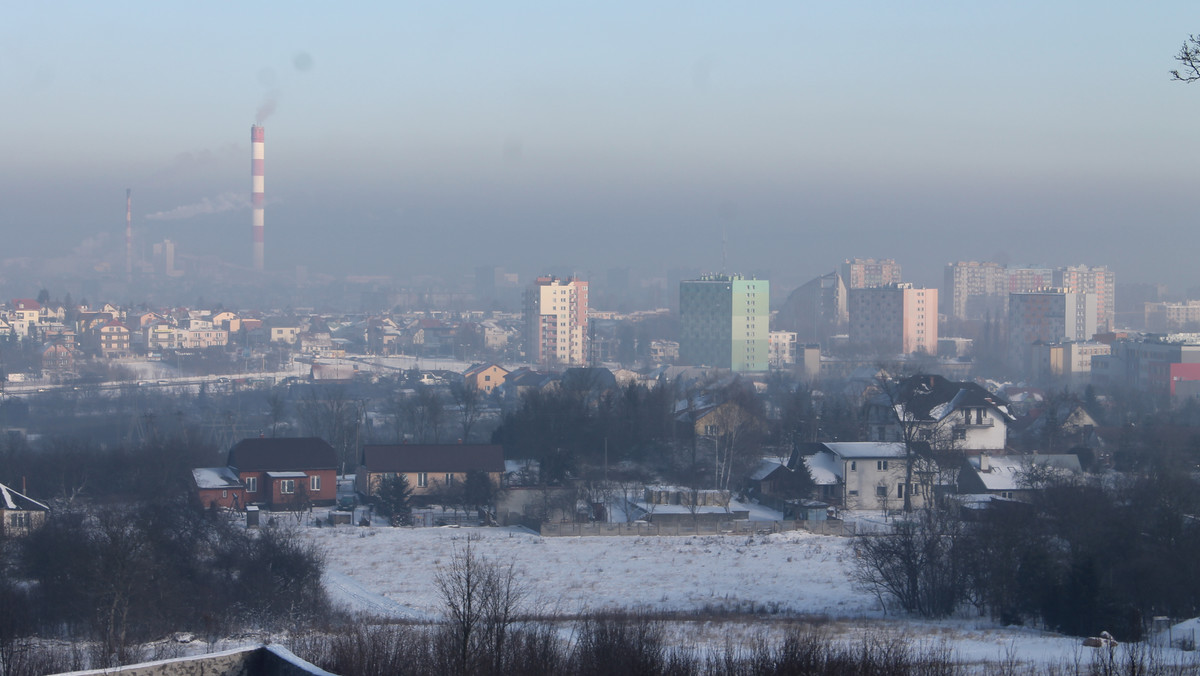 W kalendarzu dopiero październik, za oknami słońce, a termometry pokazują raczej wiosenne niż jesienne temperatury. Mimo to mieszkańcy Kielc już muszą zmagać się ze smogiem. W ciągu ostatnich dni kilka razy przekroczone zostały dopuszczalne normy niebezpiecznych pyłów PM2,5 i PM10. Eksperci apelują o zdrowy rozsądek, a kieleccy radni przyjmują aktualizację do "Programu Ograniczenia Niskiej Emisji dla miasta Kielce".