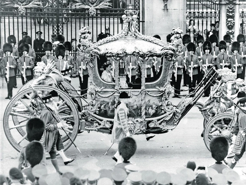 Kočija kojom je kraljica dovezena bila je pozlaćena i teška četiri tone