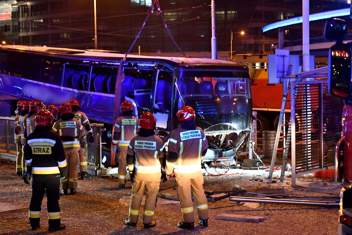 Wrocław, 20.11.2022. Miejsce wypadku na pl. Grunwaldzkim we Wrocławiu, 20 bm. Autokar po zderzeniu z samochodem osobowym wypadł z ronda, przebił bariery zabezpieczające i wjechał do przejścia podziemnego. Kierowca autokaru zginął na miejscu. Trwa akcja ratunkowa pasażerów autokaru. (sko) PAP/Maciej Kulczyński