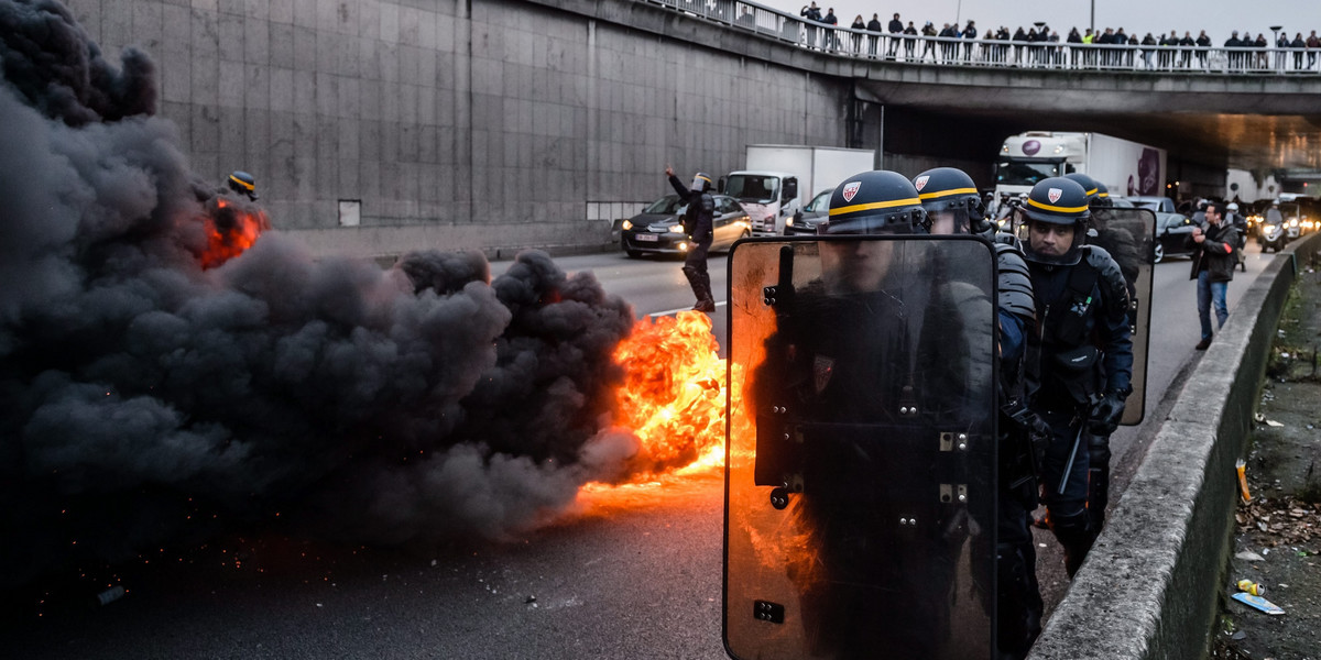 We wtorek doszło do brutalnych zamieszek w pobliżu paryskich portów lotniczych