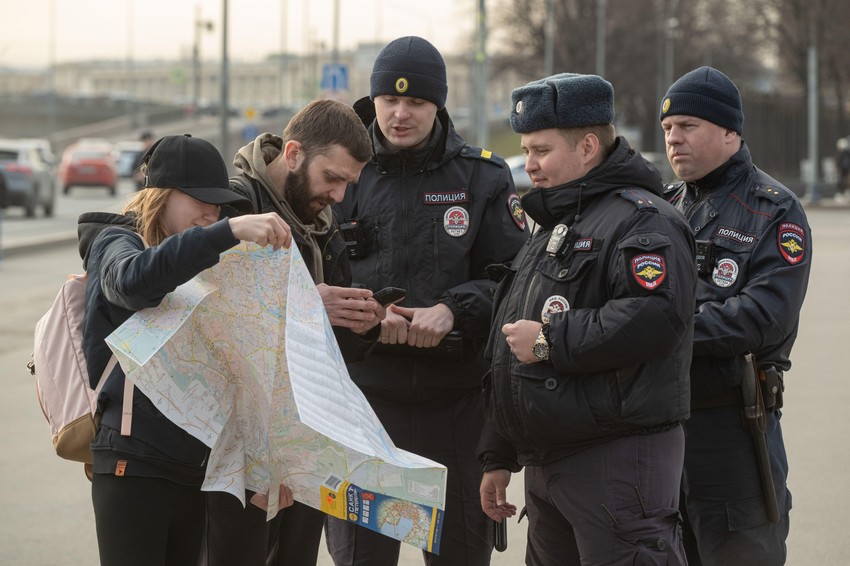 Ljudi su zbog prekida interneta u Rusiji prešli sa "Gugl mapa" na papirne karte