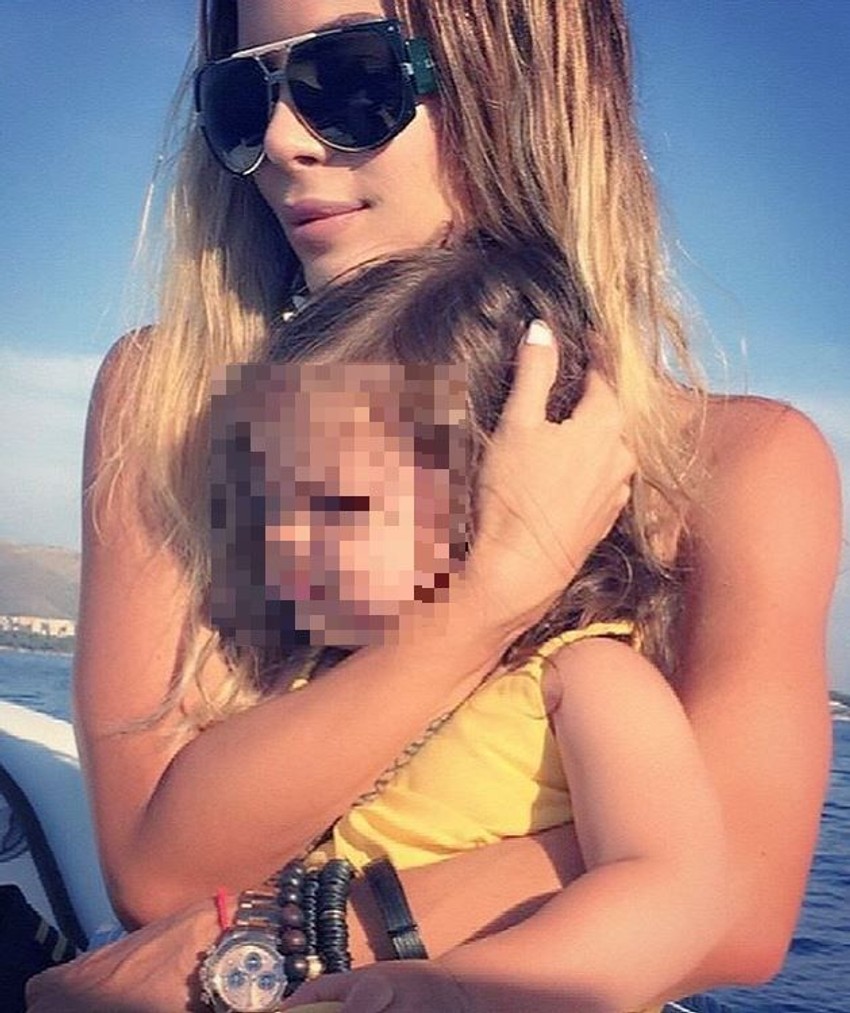 PONOSNA MAMA: Uživa sa ćerkom na moru