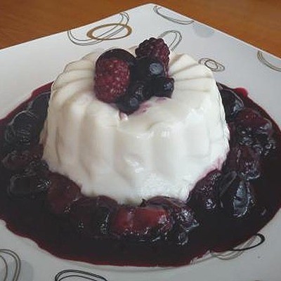 Erdei gyümölcsös panna cotta