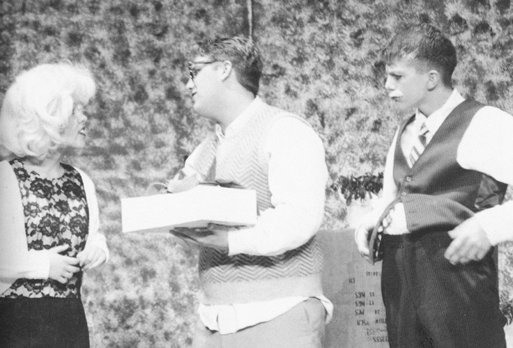 Ashton Kutcher w szkolnym przedstawieniu 'Sklepik z horrorami' – 1994 rok