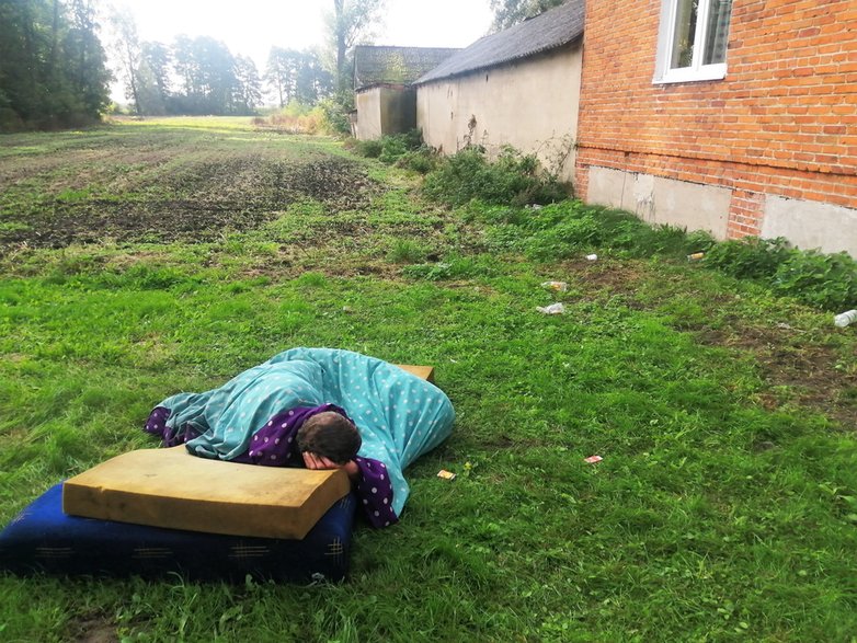 Mężczyzna od kilku dni śpi na trawniku pod gołym niebem