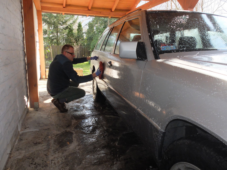 Mycie auta: mokrą i spłukaną karoserię zmywamy gąbką samochodową zmoczoną w wodzie z szamponem. Dokładność gwarantuje mycie wzorem „szczebli drabinki”: najpierw, raz przy razie,  przesuwamy gąbkę w poziomie, potem – raz przy razie – w pionie. Lub na odwrót