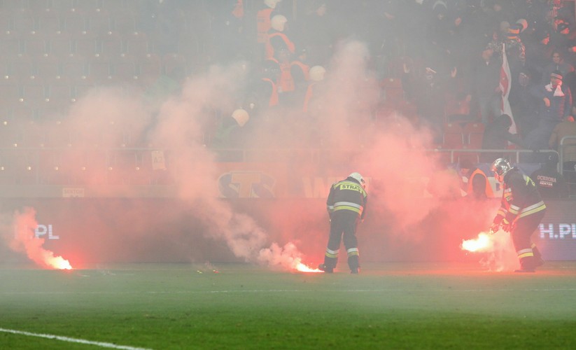Straż pożarna gasi race rzucane na boisko przez kibiców Cracovii podczas Derbów Krakowa z Wisłą Kraków