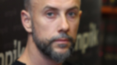 Nergal sprzedaje podróbki kultowych koszulek za kilkaset złotych? Muzyk odpowiada