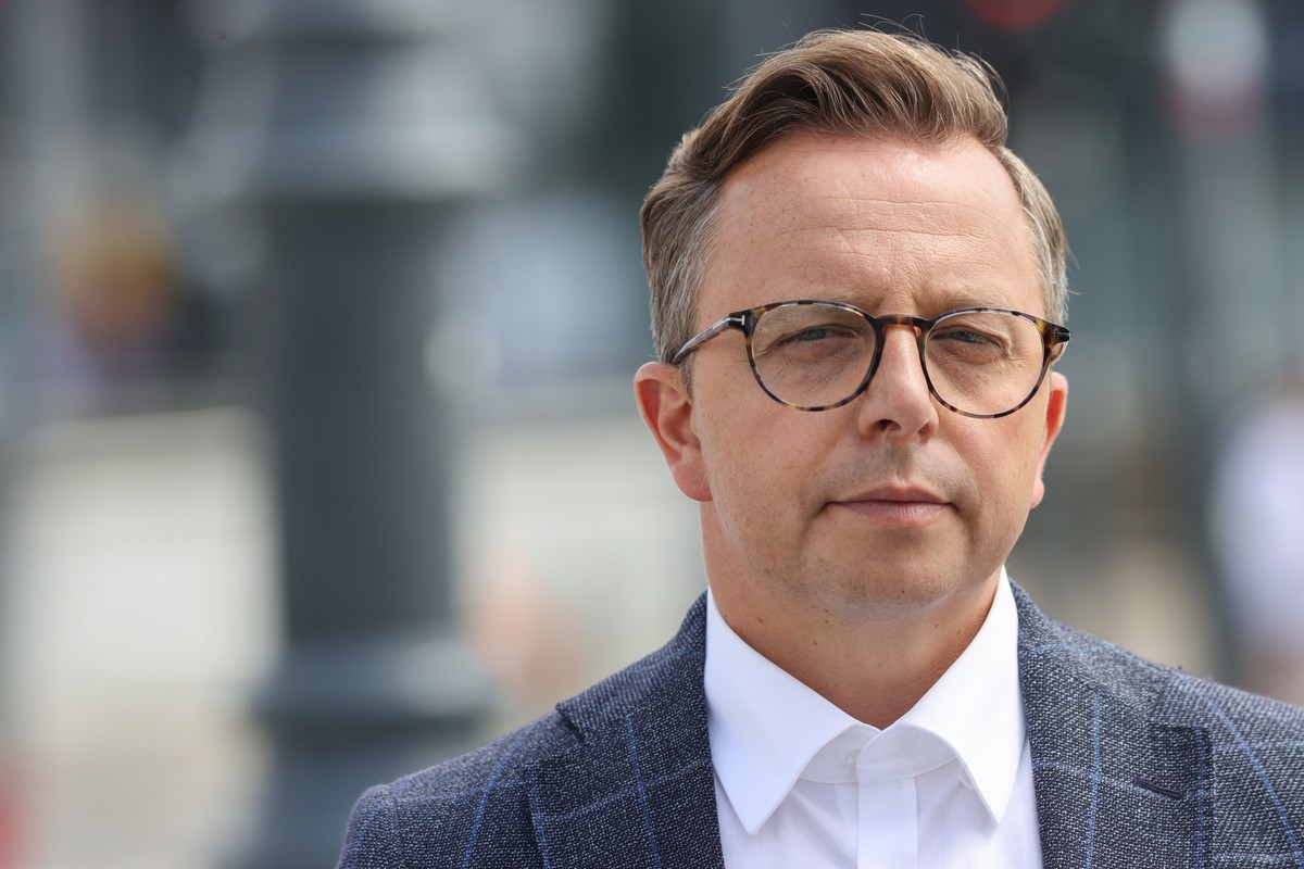 Kampania wyborcza do Parlamentu Europejskiego 2024. kandydat Koalicji Obywatelskiej do PE Dariusz Joński na briefingu prasowym w Łodzi